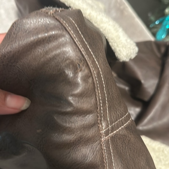 Kids jacket used has a little tear on it - Picture 2 of 5